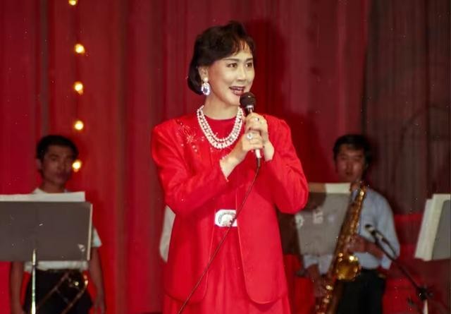 22岁因李铁梅出名，结婚仅4个月前夫去世，如今83岁获终身成就