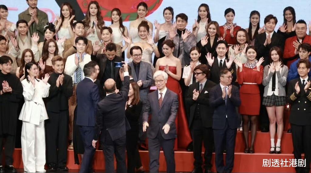 TVB上位小花来年不再做剧霸！自曝将进组开工，与张智霖拍亲热戏