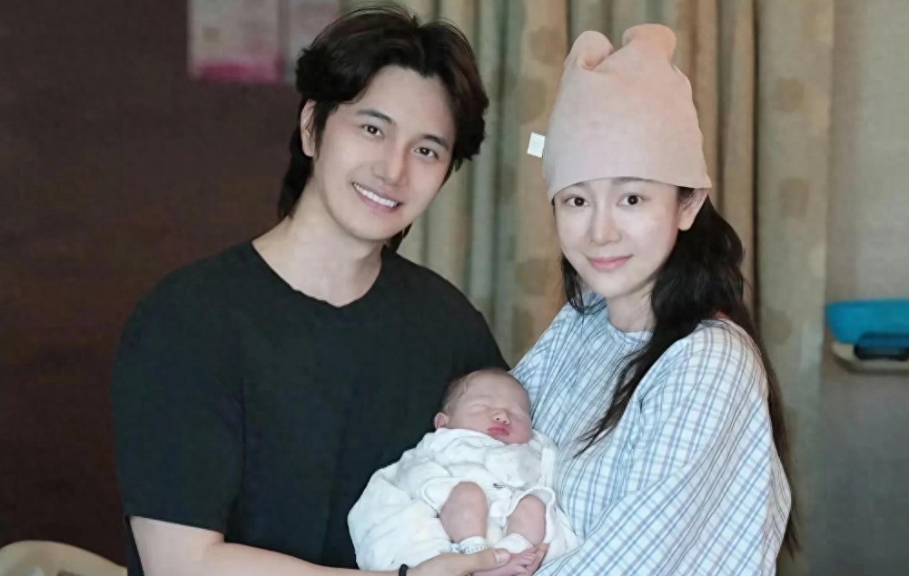 张檬小五带娃坐飞机，教科书级操作看呆网友：这届父母太会了