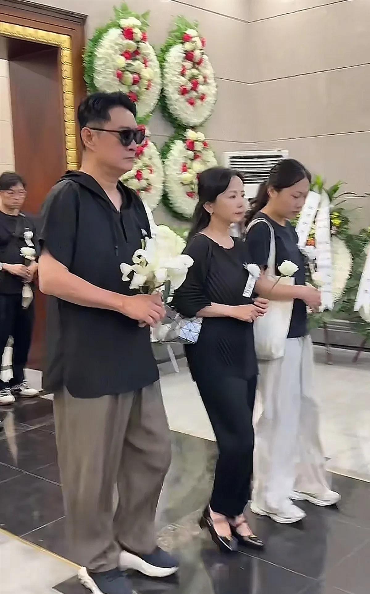 千百惠告别仪式上，黄安全程录视频，遗容被公开，前夫举动好离谱