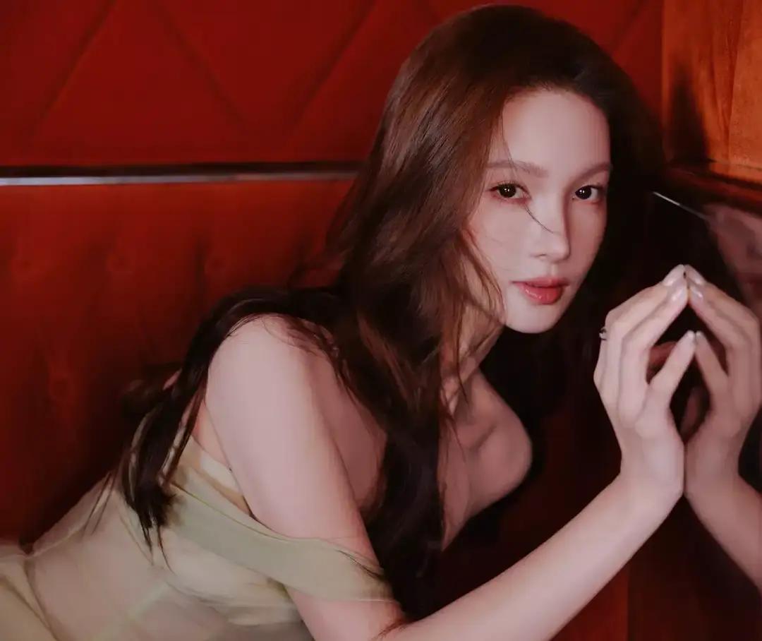 金晨的脸终于“正”回来了!上海活动绿裙惊艳,嘴不歪,鼻不斜了