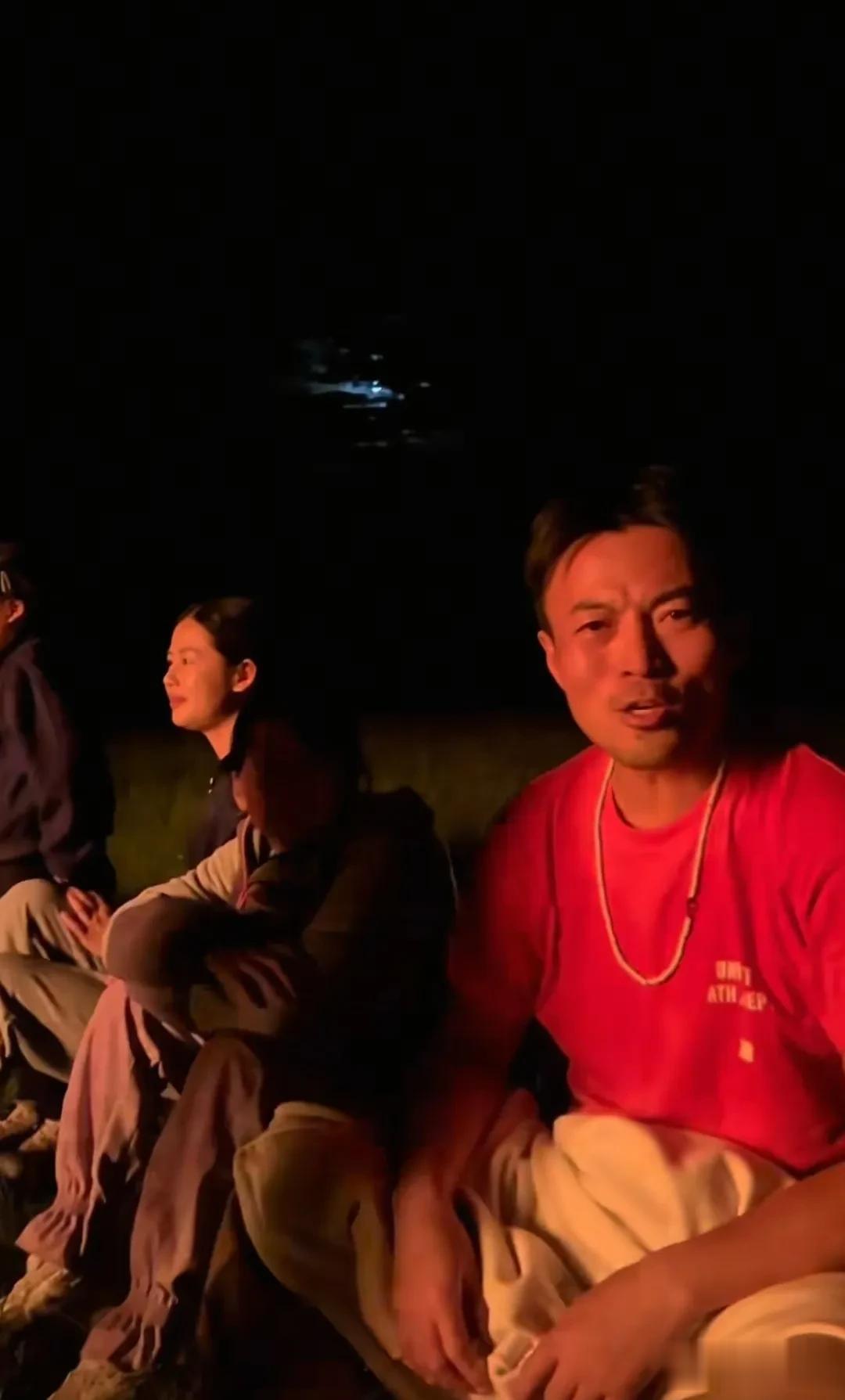 朱亚文一家内蒙古被偶遇，与牧民对饮、跳舞，两个女儿很可爱