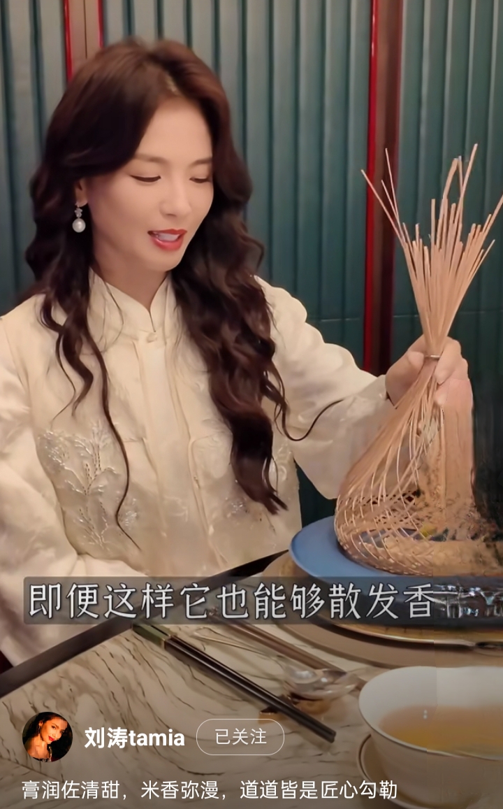 刘涛探店品美食,一袭白裙尽显优雅气质