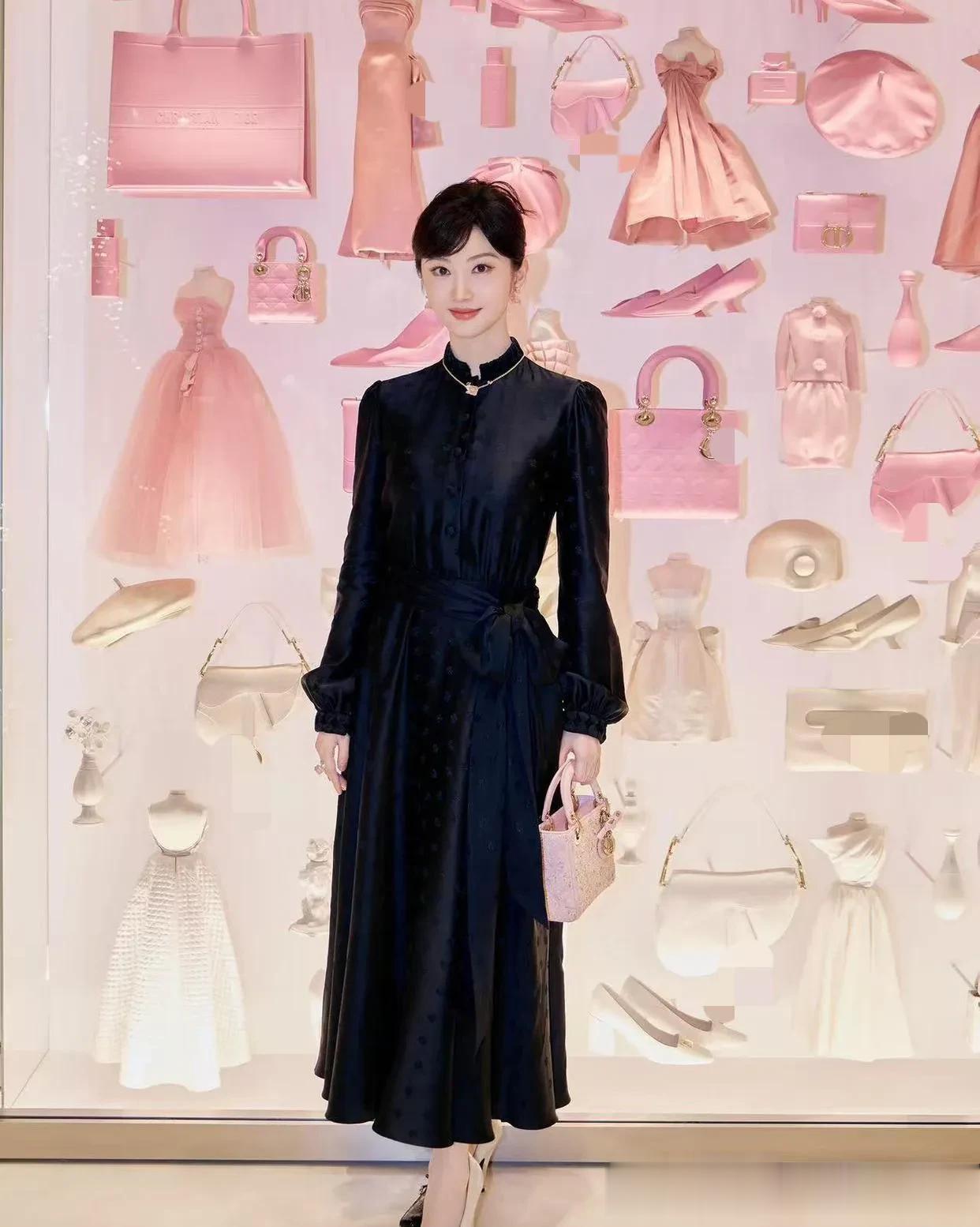 景甜真是“人间富贵花”！穿黑色新中式长裙优雅大气，美出新高度