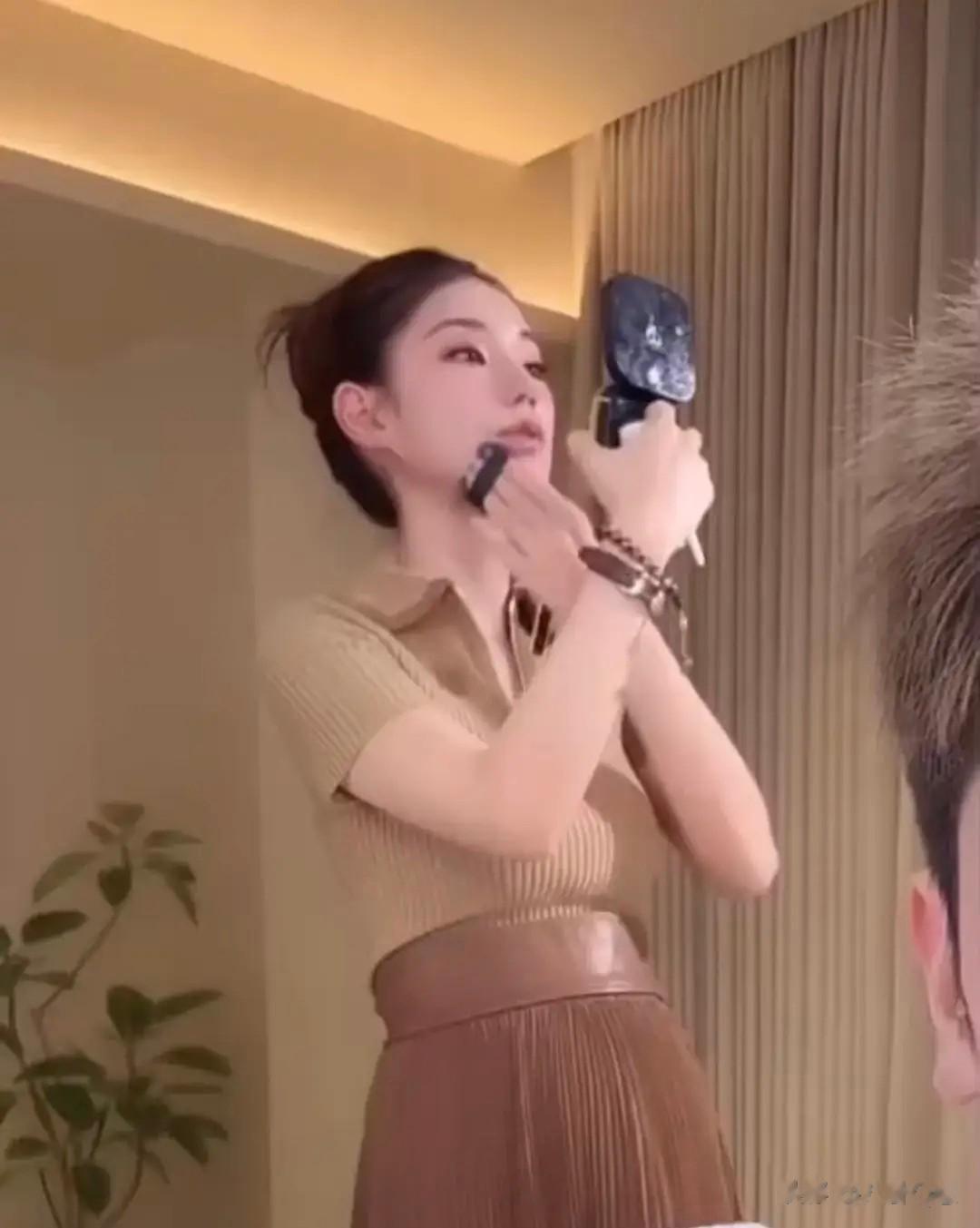 马筱梅吐槽孕肚太大变焦虑，累到直不起腰还得直播，汪小菲太有福