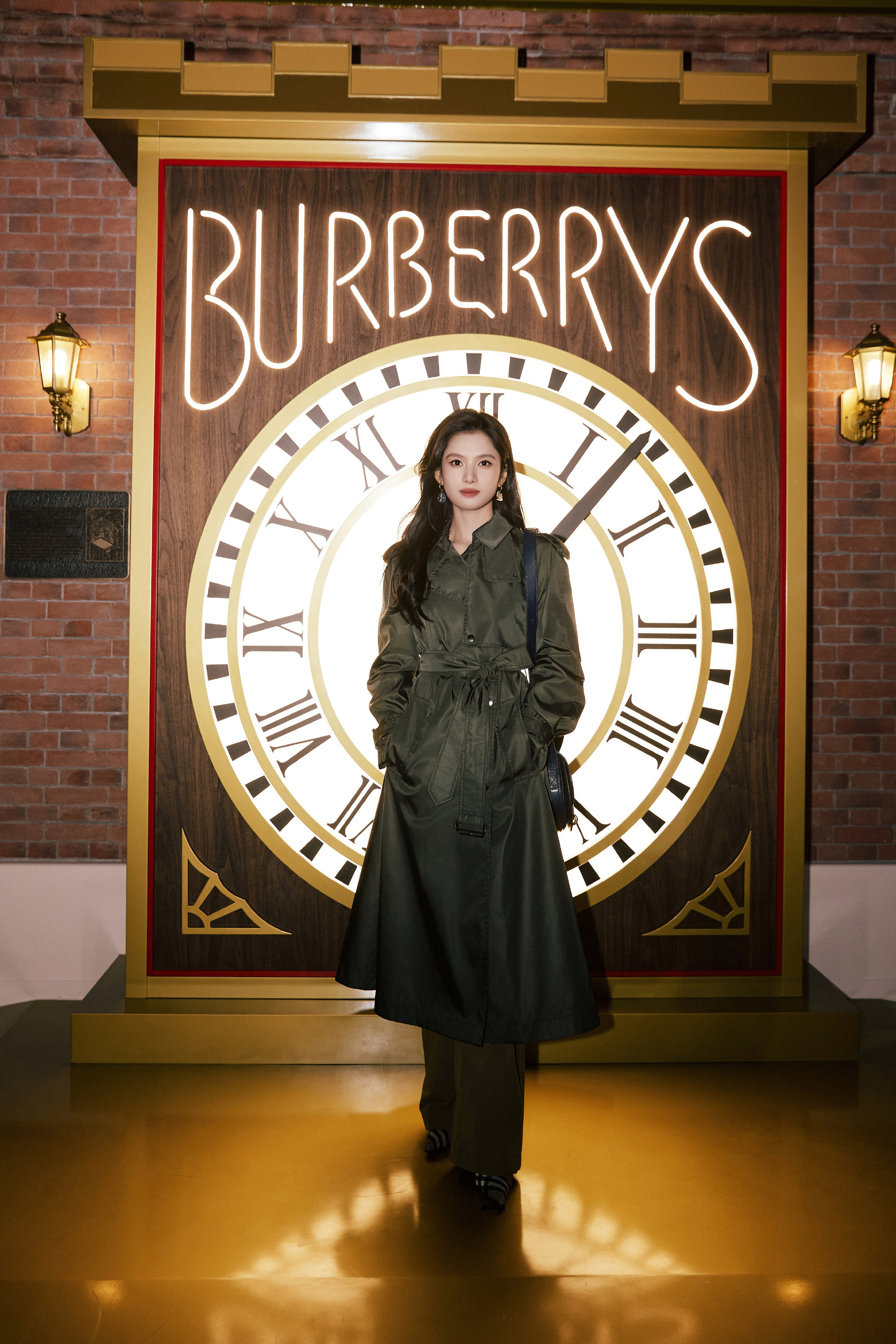 张婧仪穿出满屏英伦感！Burberry风衣搭格纹围巾，妥妥的秋冬女神