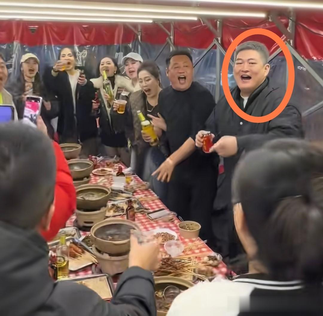 赵本山女儿发新歌,球球穿东北红绿花衣服出镜,175身高腿好长