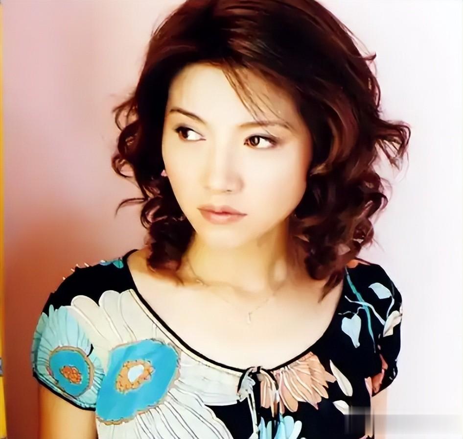 没想到52岁颜丙燕官宣比自己小 20 岁的男友才两个月，竟被全网攻击