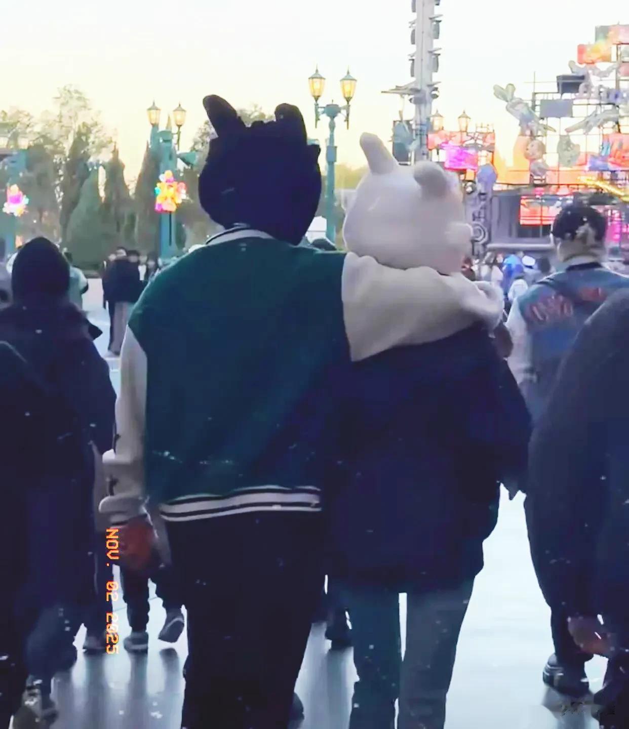 黄子韬徐艺洋现身北京环球影城被偶遇，黄子韬搂着徐艺洋好甜蜜！