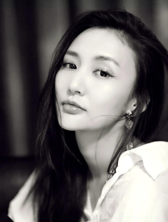 45岁金铭和45岁叶静现状：一个没男友享受孤独，一个未婚事业有成