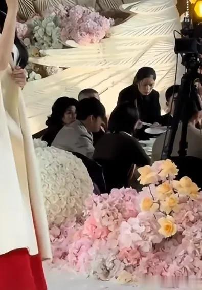金莎参加婚礼献唱，唱三首歌到手35W，不得不说这个钱也太好赚了