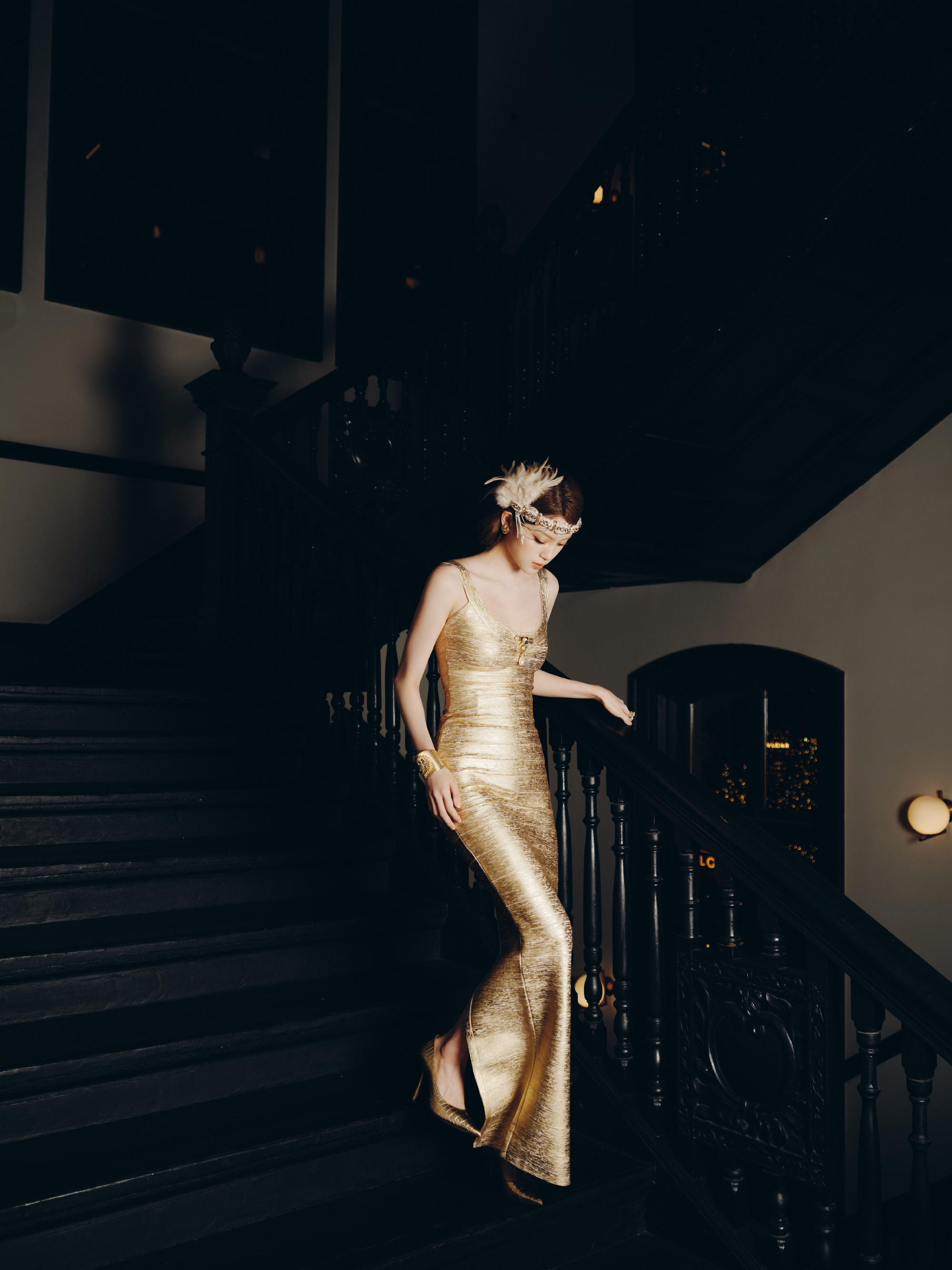 欧阳娜娜cos黛茜,鎏金裙勾勒曼妙曲线,复古氛围感超绝!