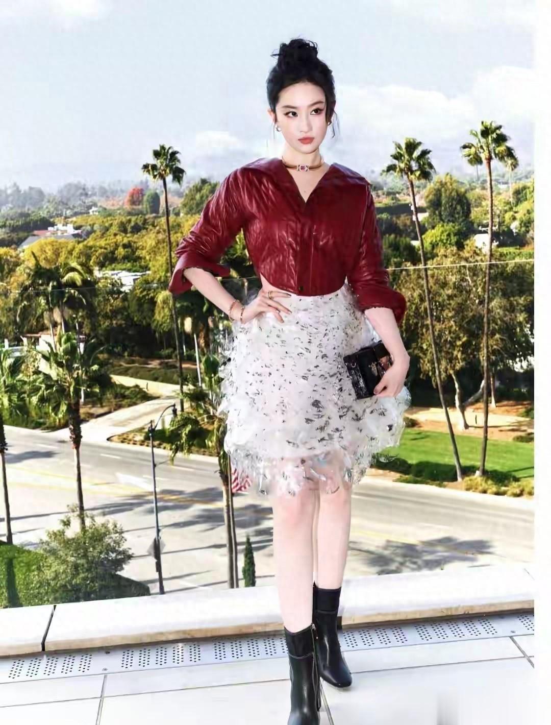 刘亦菲朱一龙洛杉矶同框，一个松弛似主人，一个拘谨像“旁听生”