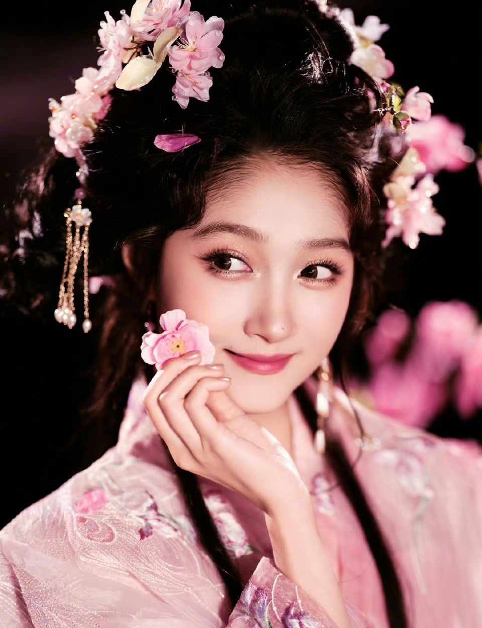 关晓彤古风造型营业，她穿一席粉色古风长裙，灵动可爱又好漂亮呀