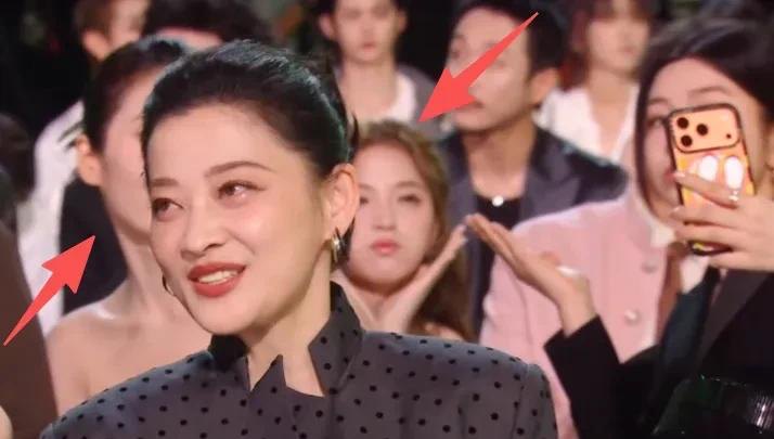 星光大赏如草台班子：主持人叫错名，导播认错人，明星们集体摸鱼