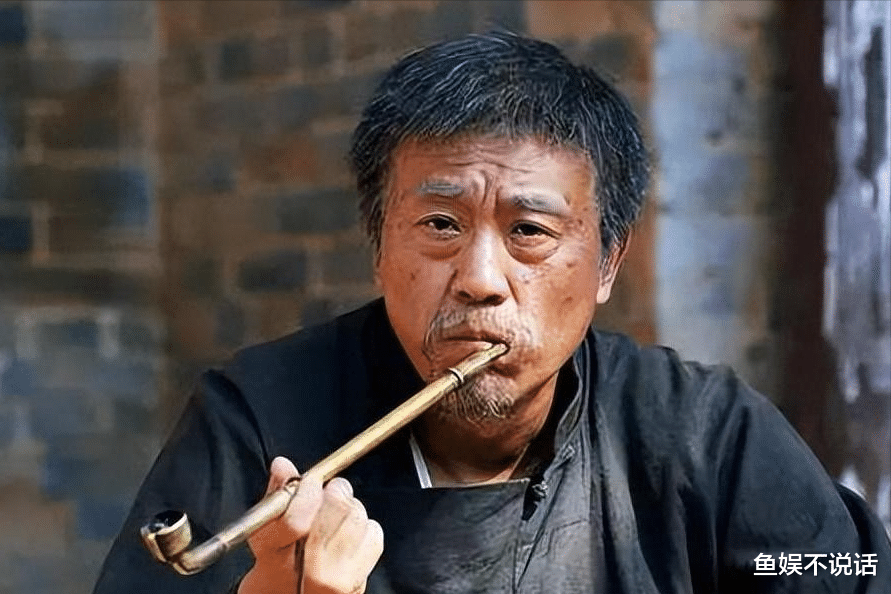 何冰：吃饭白捡一个媳妇，结婚后被拿捏26年，她到底有什么魅力？