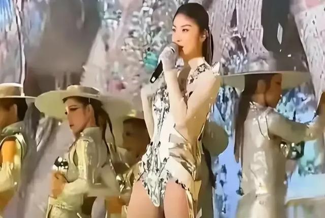 52岁陈慧琳穿三角裤上台开唱，被骂靠身材搏眼球，实力才是底气