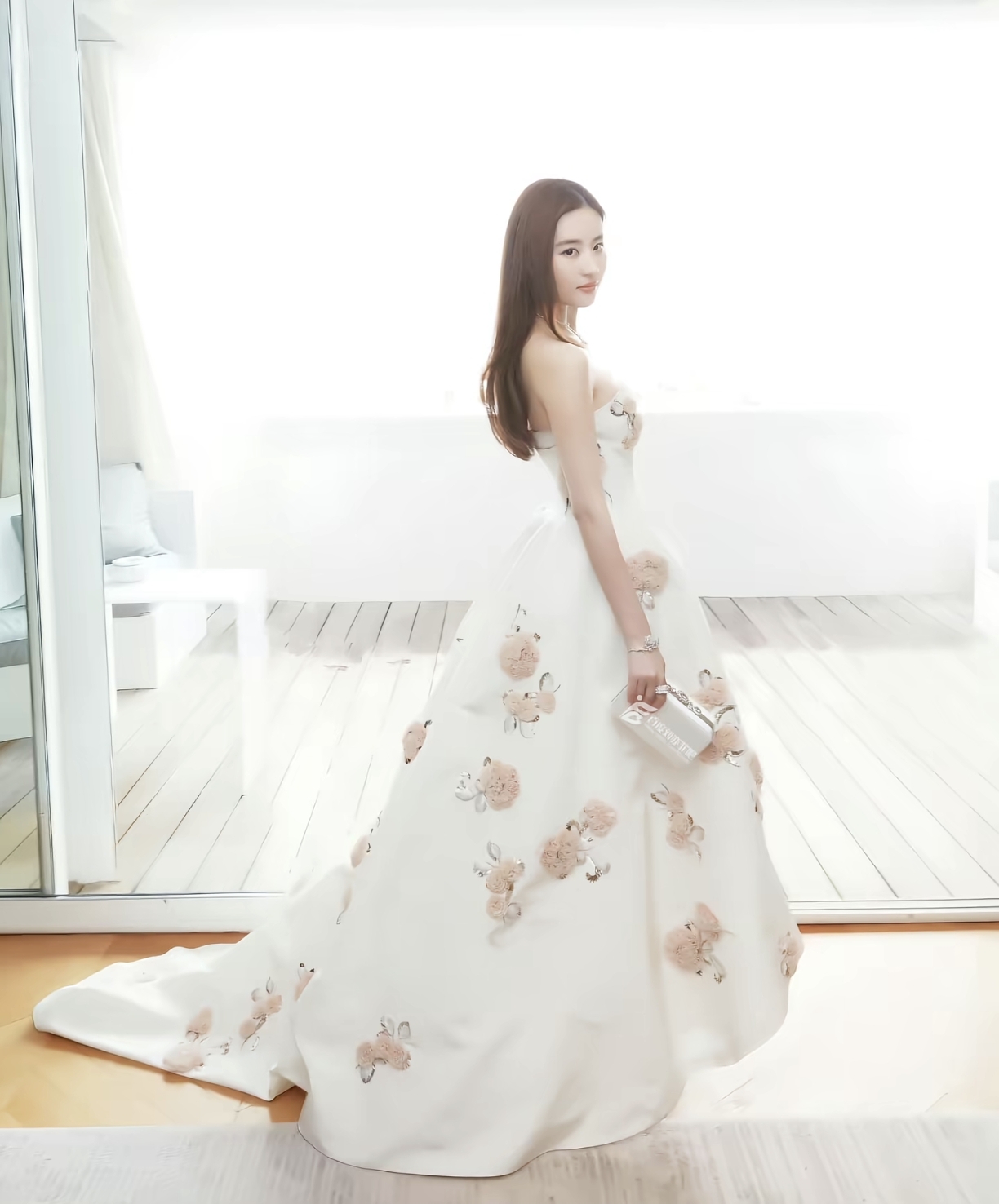 穿迪奥高定的刘亦菲,安安静静的样子,很与众不同