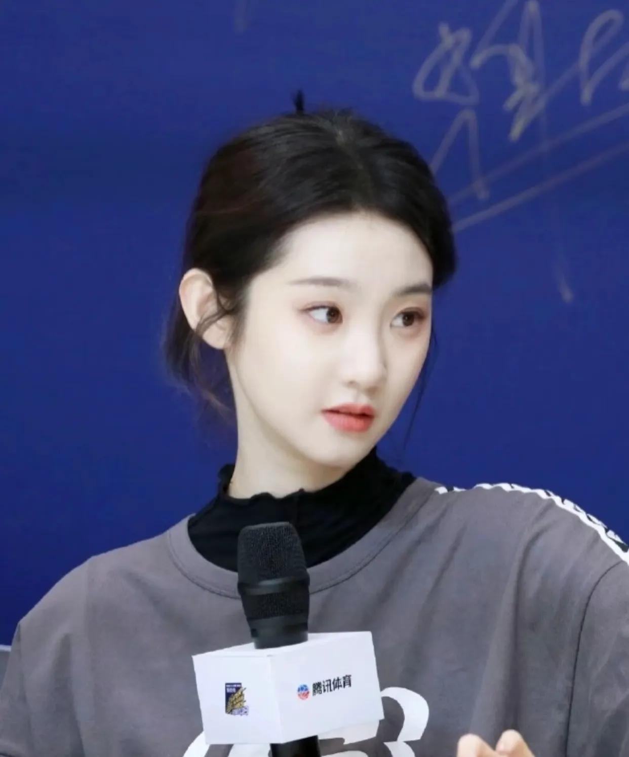 微博之夜最出圈造型！张艺凡成最大赢家，内娱终于有创新了