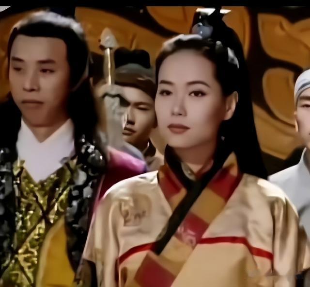 赵雅芝直播间被骂一把年纪还出来卖笑,气得手发抖还坚持介绍产品