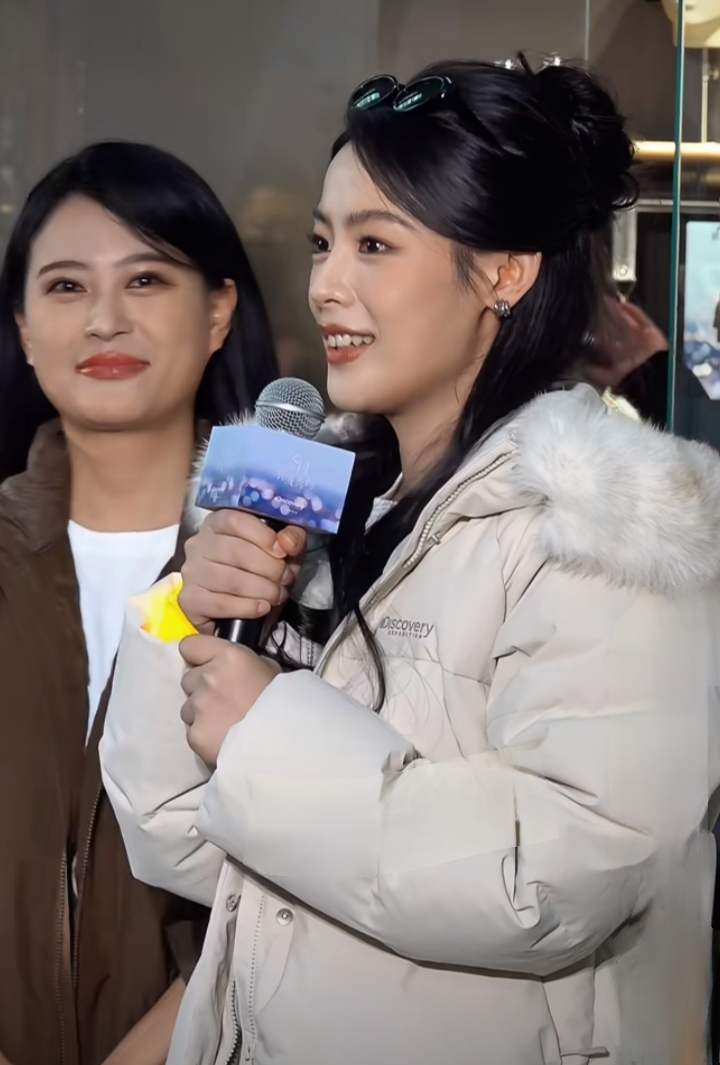 陈丽君亮相Discovery活动 浅灰羽绒服配长裙，美得好高级