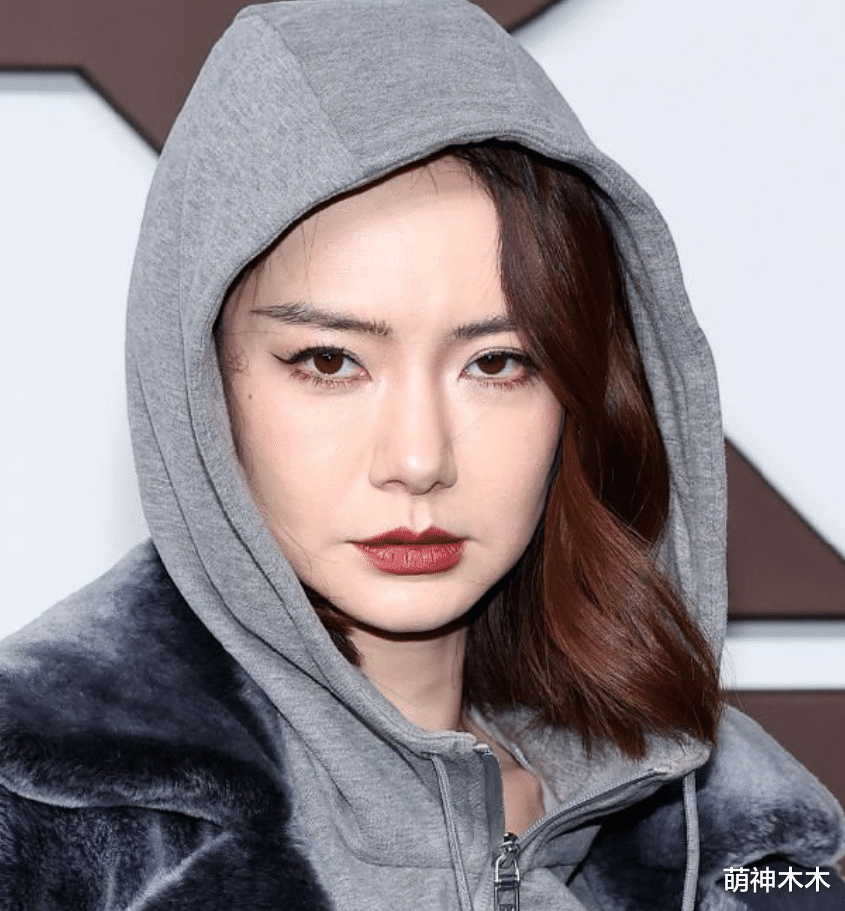 戚薇上节目被质疑医美过度，浮肿吊眼梢，细扒变脸史，越看越别扭