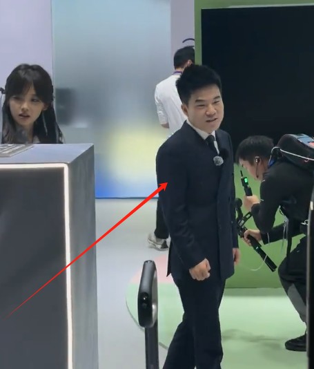 董宇辉近况曝光，身材矮小脸瘦出凹坑，与李佳琦同框身高差明显