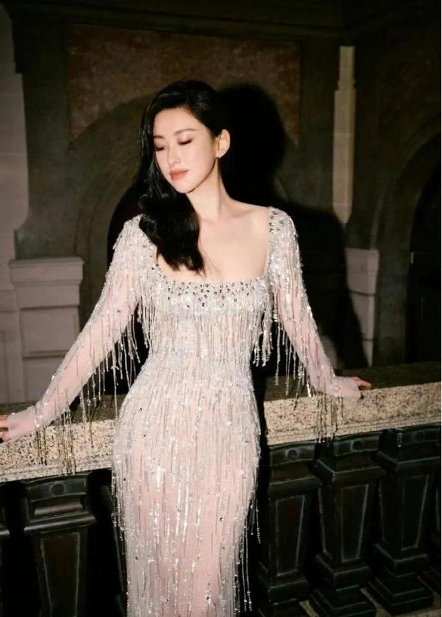 朱珠身形圆润饱满，活力四射，好身材超亮眼！ ?