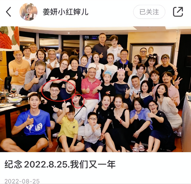 39岁姜妍在北京逛街，行长老公露面清爽帅气，两人身高相貌都般配