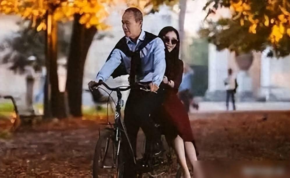 71岁王石携小30岁娇妻走机场,田朴珺穿长夹克显年轻,两人像父女