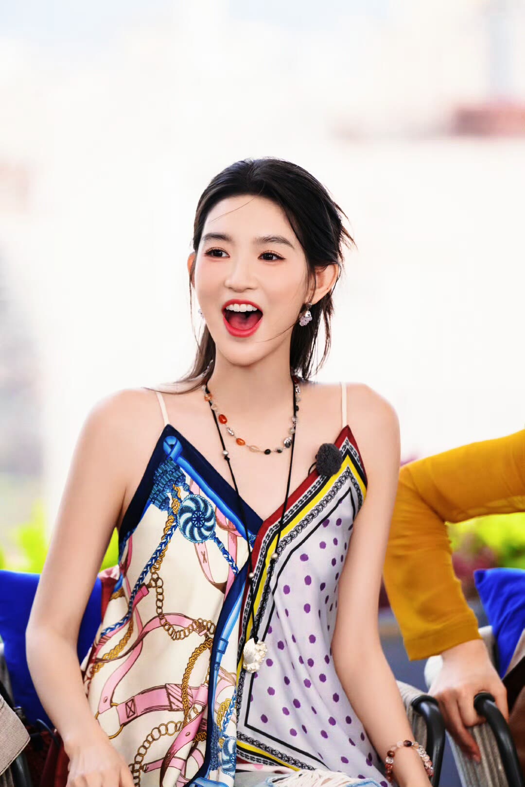 王玉雯被偶遇,白到发光筷子腰抢镜,网友:这是女明星的深夜食堂