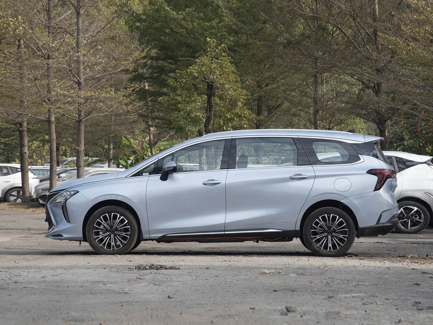 全新国产插混MPV上市！外观动感十足，1.5T插混，综合续航1300Km