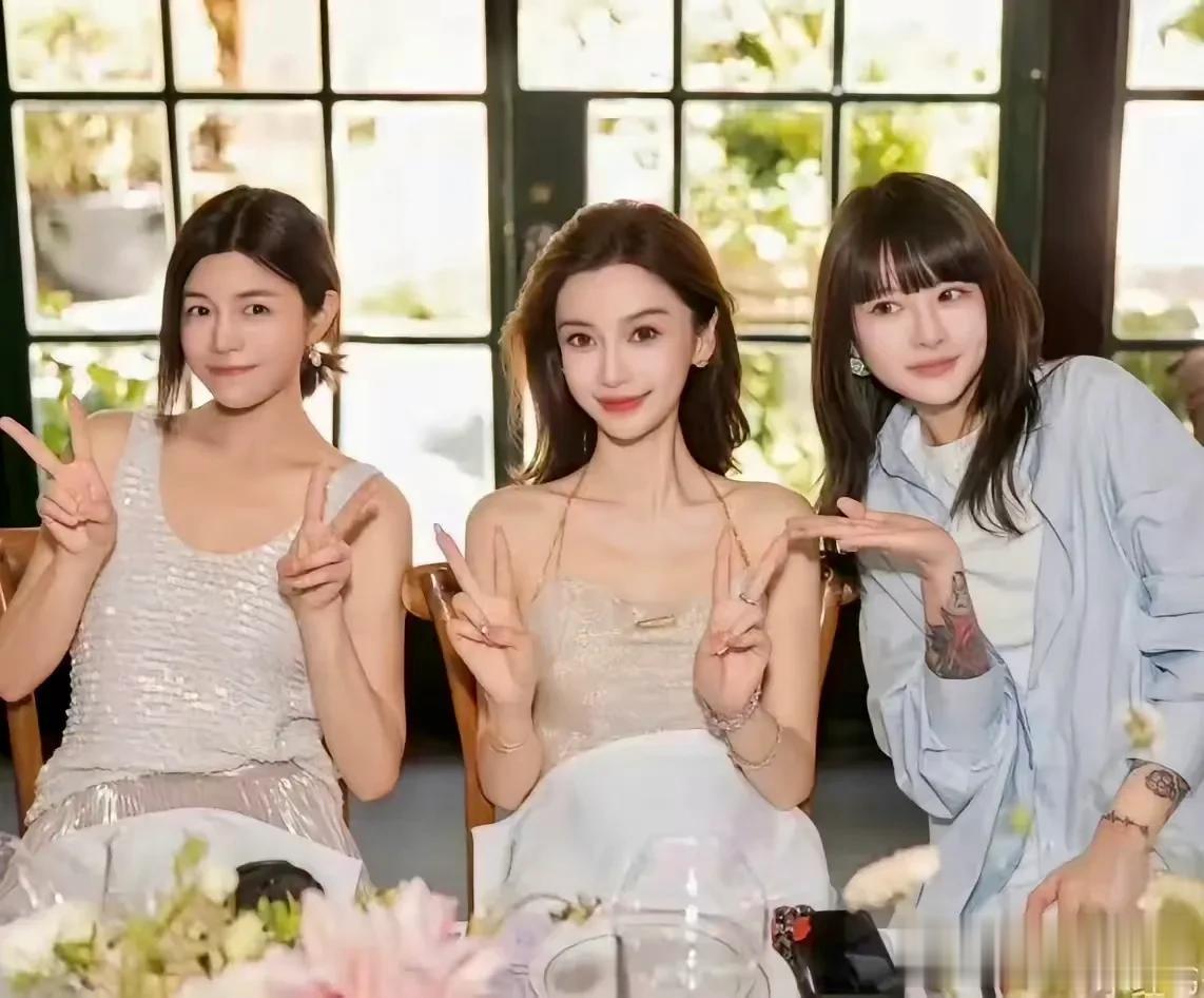 baby出席好友女儿生日宴,穿吊带裙人群焦点,一袭白裙嫩回早期!