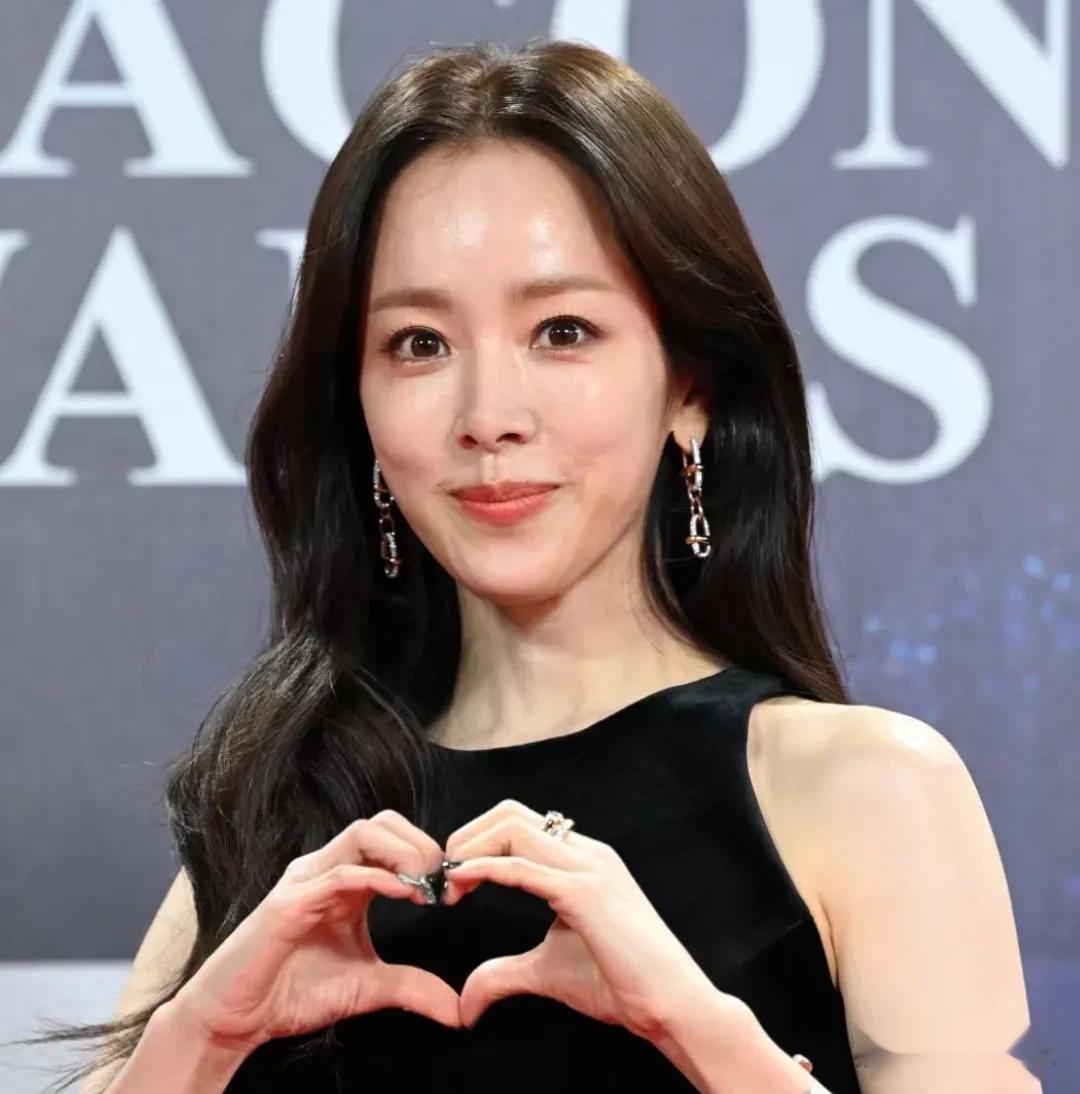 青龙奖红毯韩星集体翻车！孙艺珍面相变了，玄彬气色差发际线堪忧