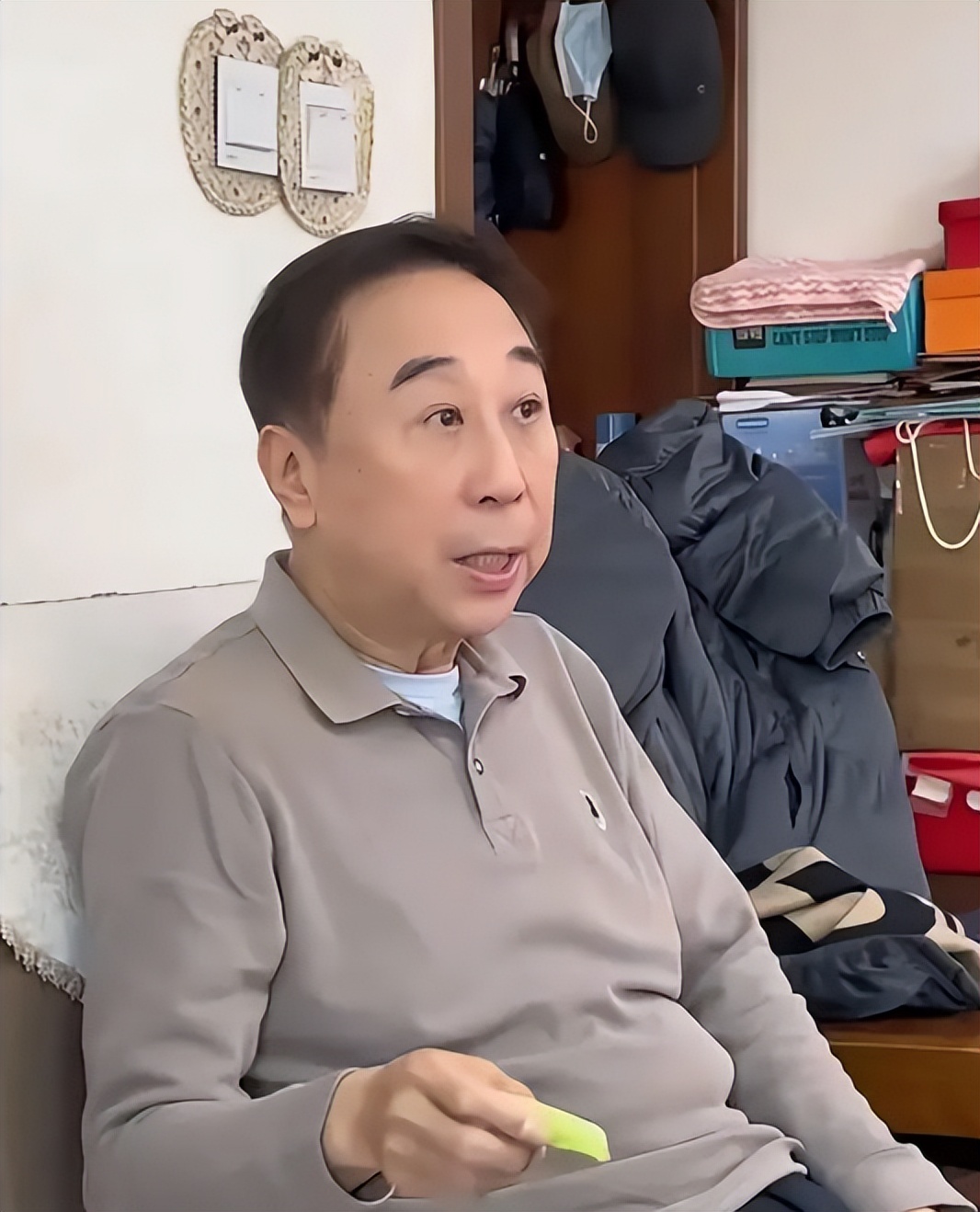 68岁冯巩现状曝光，住100平小房纸箱衣服乱扔，一次性口罩反复用