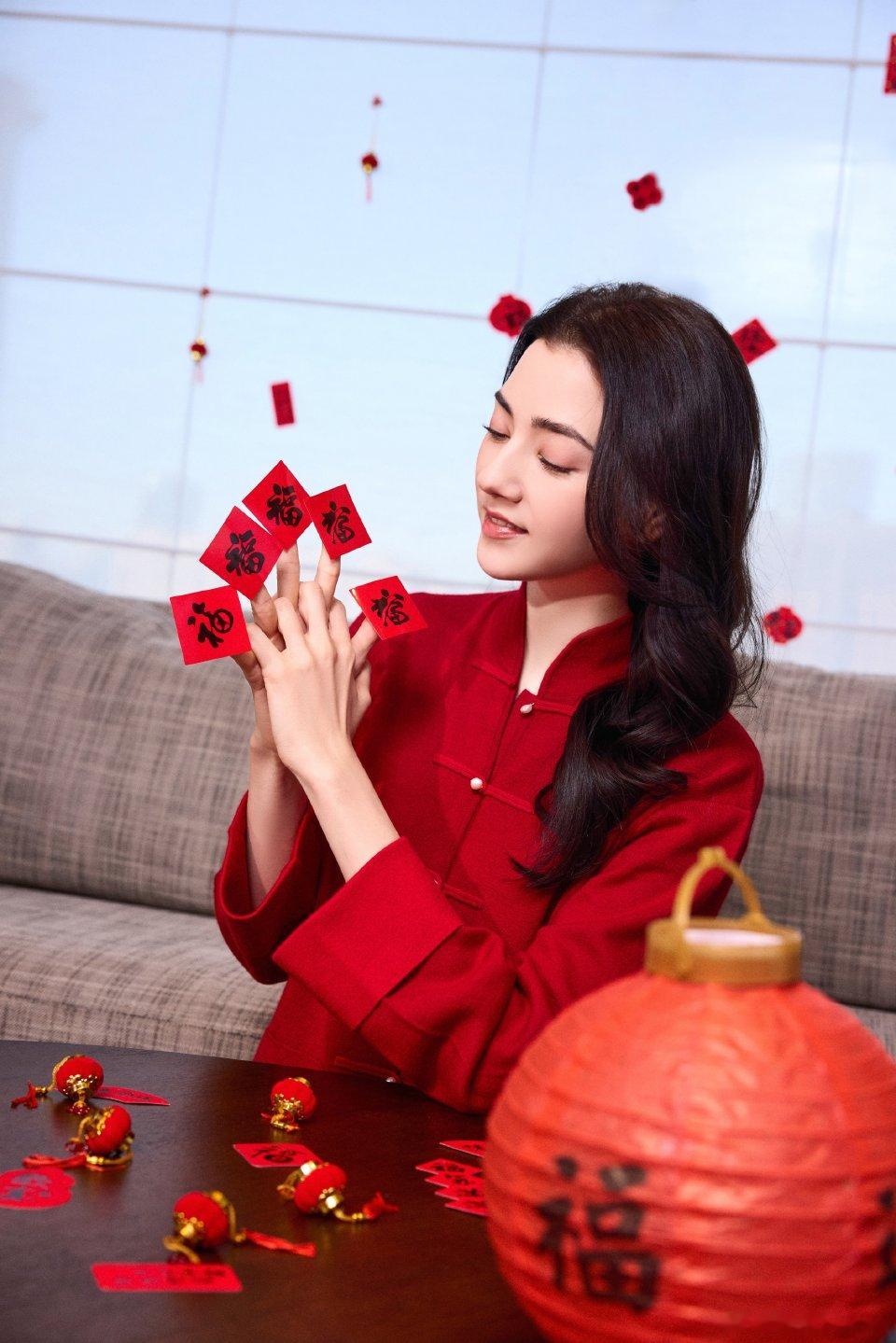 郭晶晶再当大嫂!娜然霍启山同游意大利,和新婚二嫂排队相聊甚欢