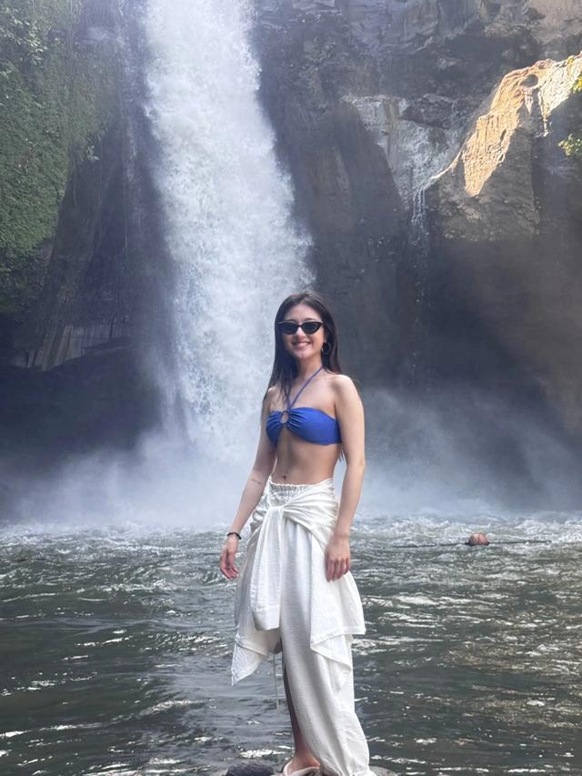 李兰迪分享假期出游照，站在瀑布下，穿蓝色比基尼腹部隐约见腹肌