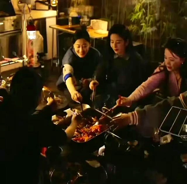 颖儿去梅婷家吃饭,别墅院子里有火炉,梅婷老公亲自下厨招待!