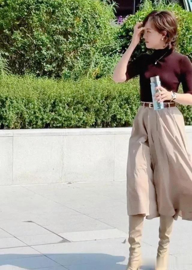 43岁孙俪街拍生图封神！手里的保温杯，戳穿了内娱女星的最终体面