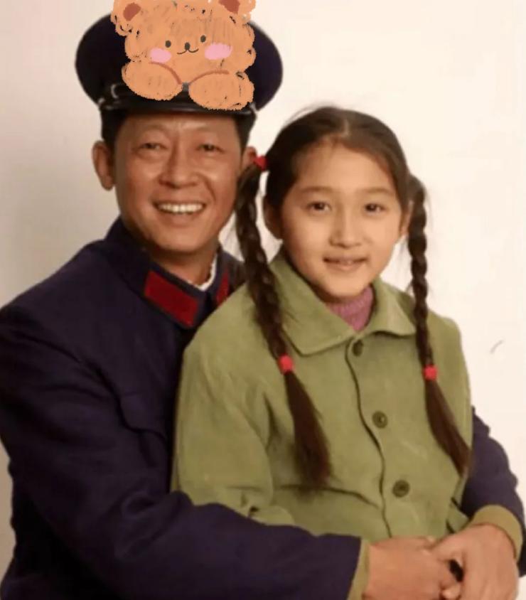 关晓彤亭亭玉立的形象深入人心，她从国民闺女变身最具潜力演员