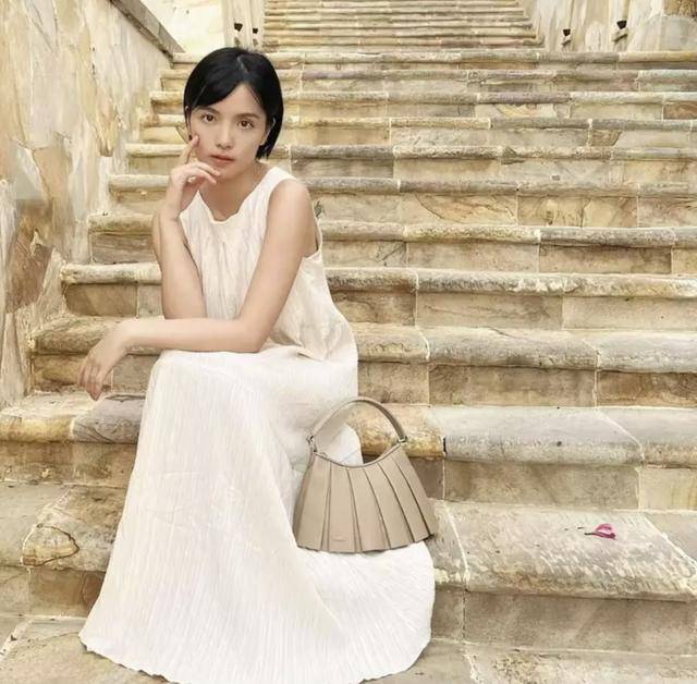 香港知名女星罕见以短发形象示人，嫁豪门接连生三女将封肚