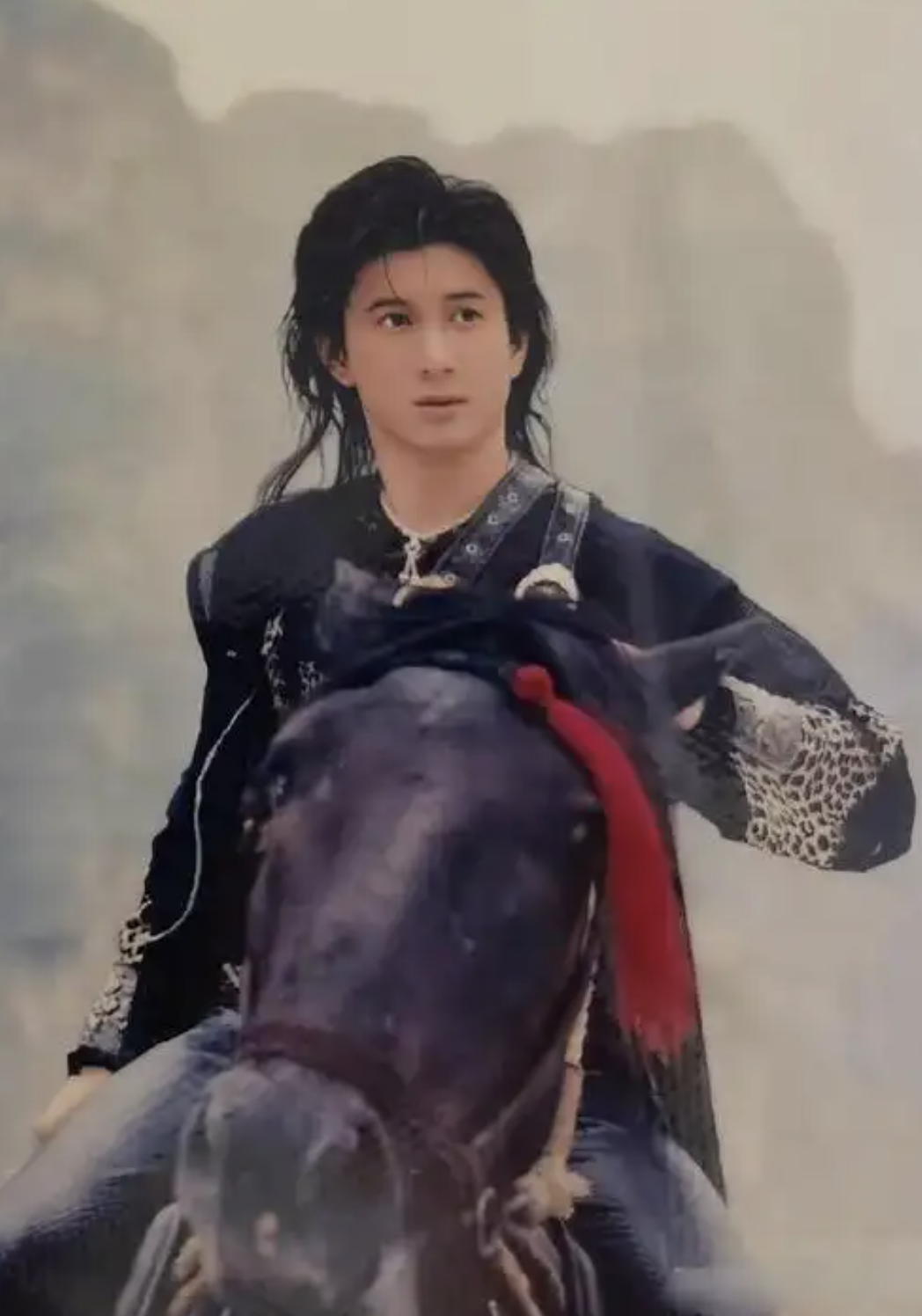 内娱拍马戏还在用摇摇车?短剧男主都骑真马了,策马奔腾不要太帅