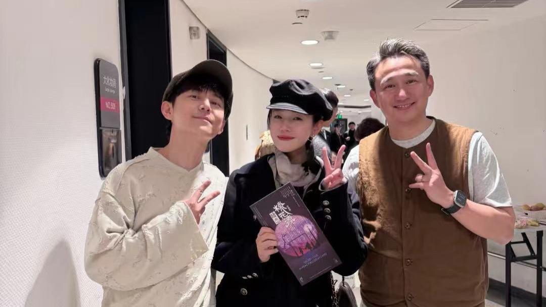 陈妍希离婚后首发文，晒出和何炅黄磊合照，表示学会接受和放下