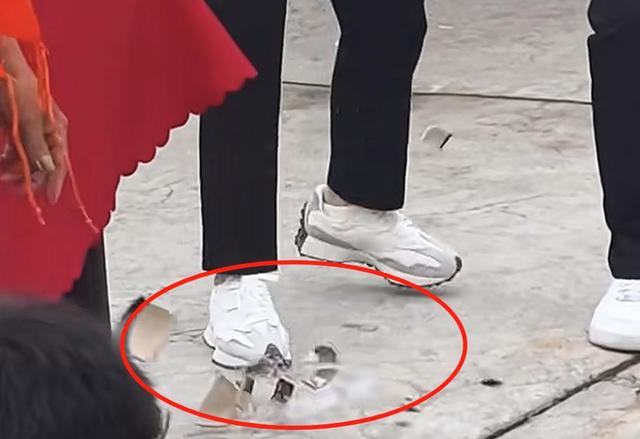 董宇辉端午摔碗酒，兵法用尽，假喝真摔的戏剧性一幕成网友快乐源