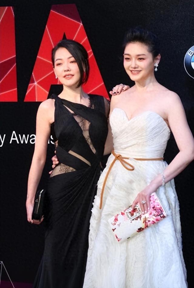 小S二女儿晒海岛度假照！穿挂脖露背裙超装，汪小菲晒女儿却被喷