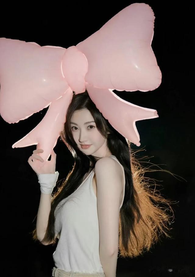 景甜把古典美刻进DNA了，素白长裙配珍珠耳饰，连头发丝都好美