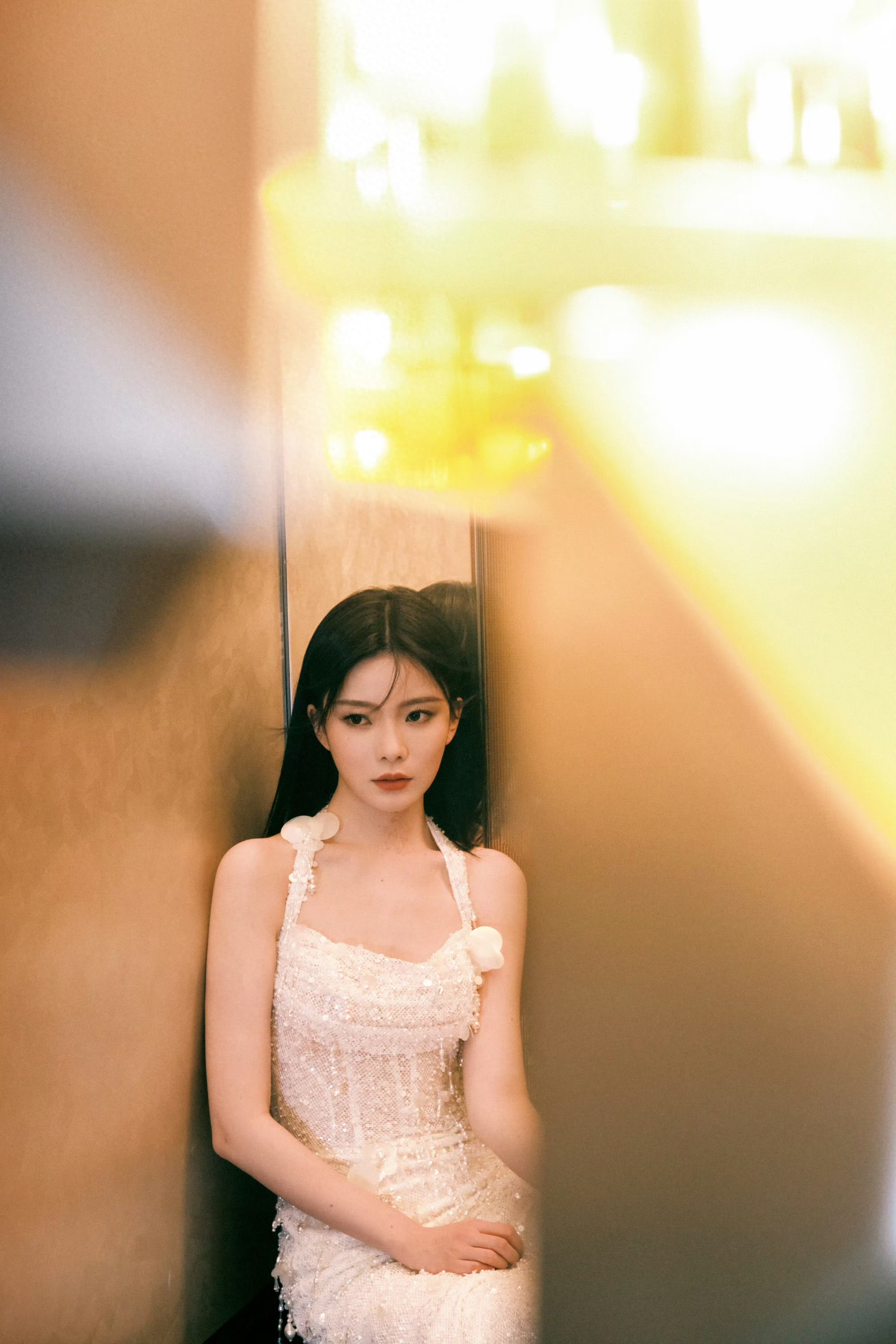 陈卓璇白色珍珠挂脖裙：流光闪烁，别具温柔气质 ???