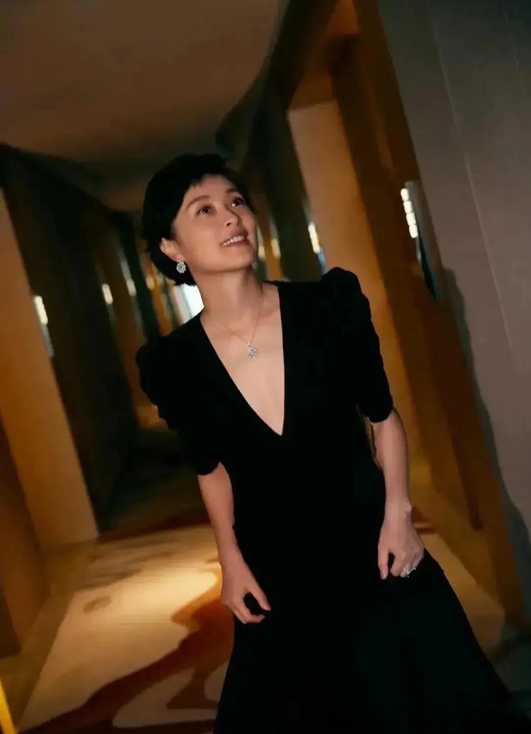 吴越剪了短发年轻20岁！穿V领小黑裙，优雅又高级！