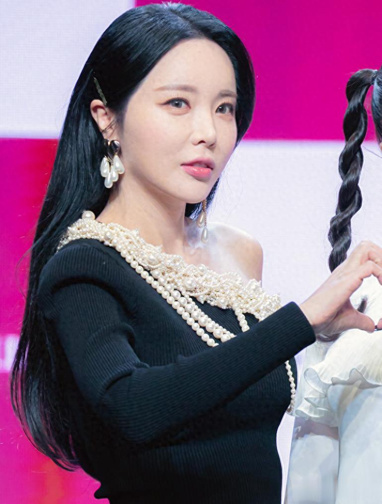 韩星洪真英复出疑似怀孕，因“大肚”照片冲上热搜，本人亲自回应