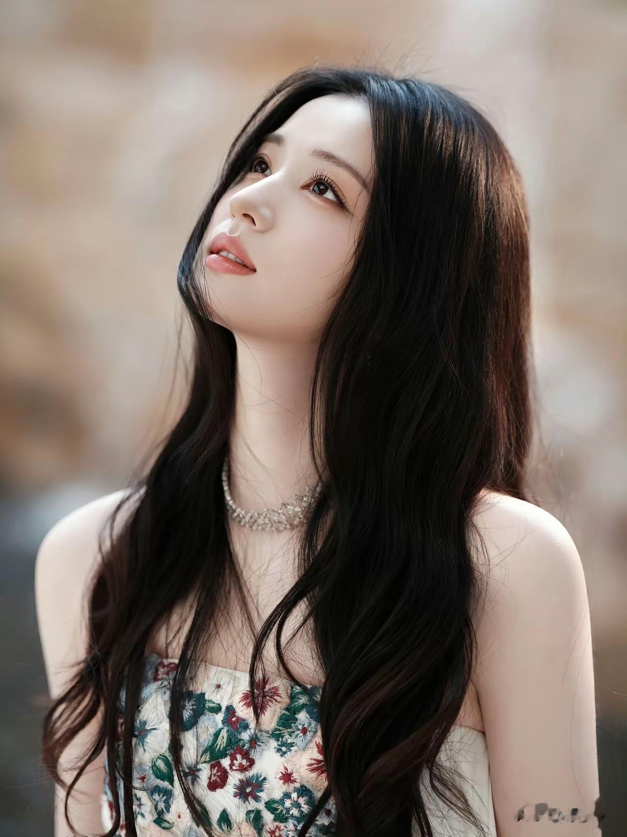 王楚然骨相出众，气质淡雅，美的让人移不开眼！